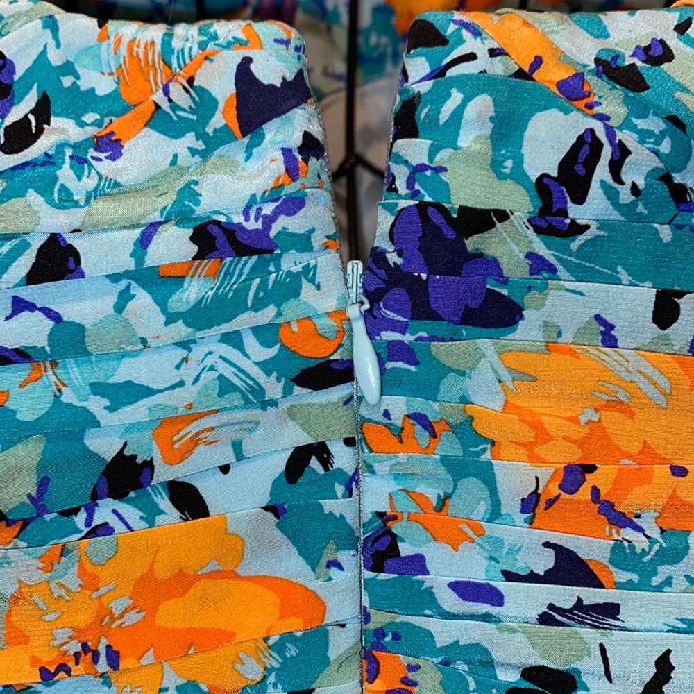 Colorful Sleeveless Dress with Built-in Bra - Picture 3 of 6